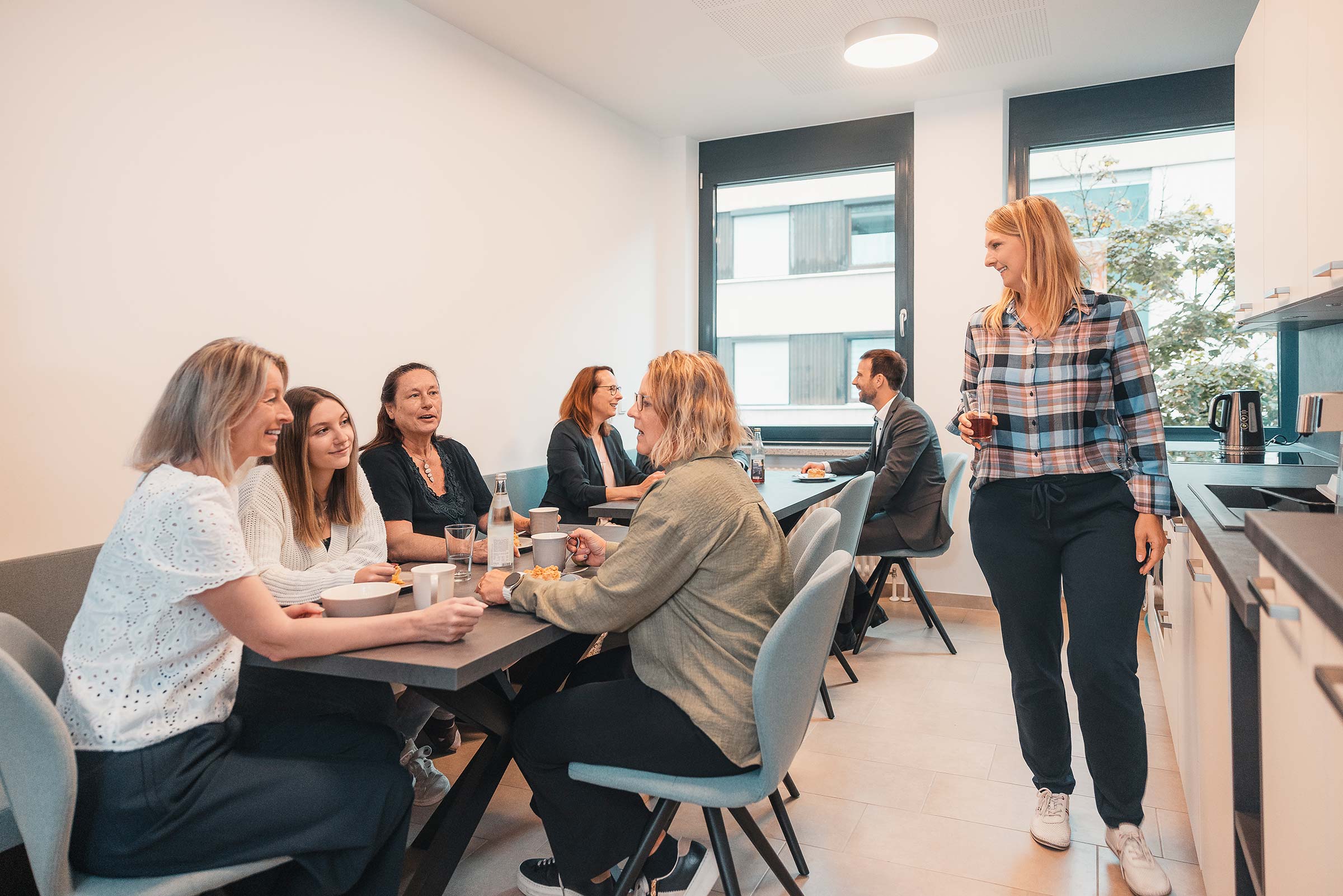 Eine Wiese mit Baum bei Sonnenuntergang